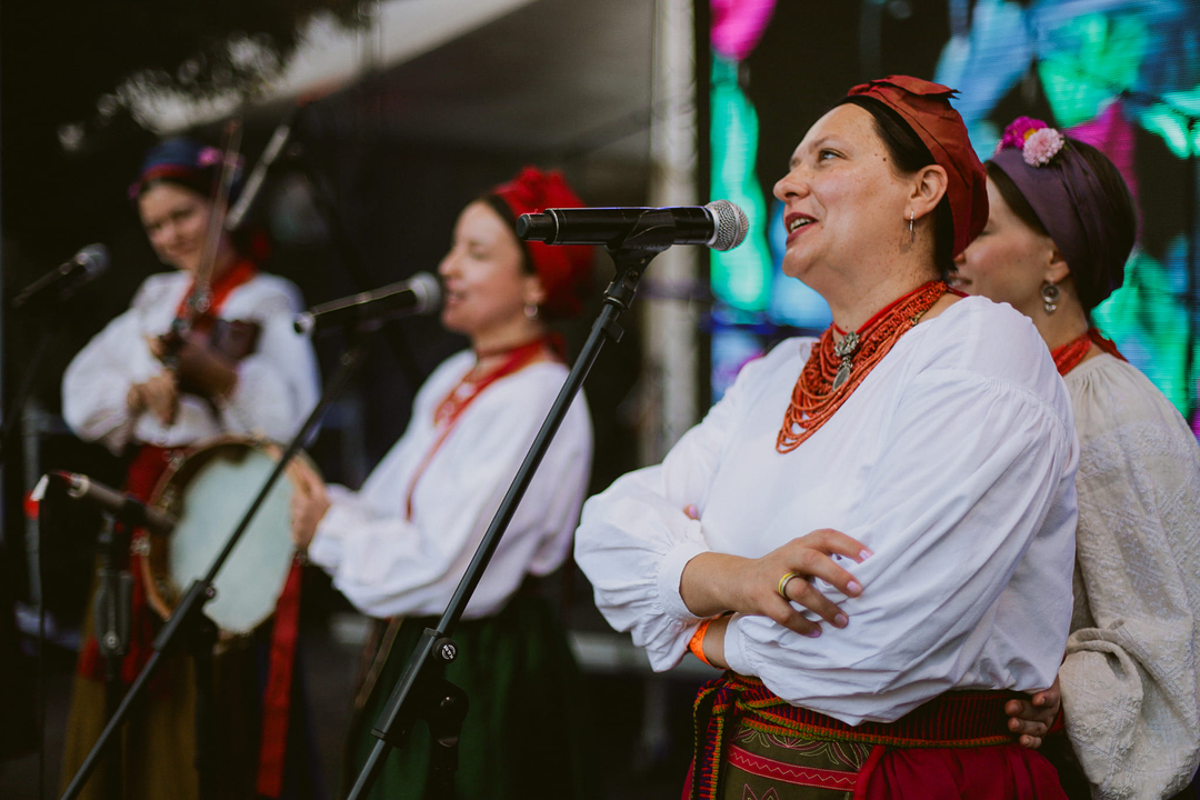 Ban nhạc dân ca tại một lễ hội, đầu năm 2025