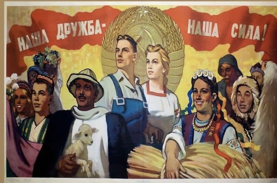 Tranh tuyên truyền của Liên Xô trong đó người Nga da trắng đứng ở trung tâm còn người Ukraine có da...vàng