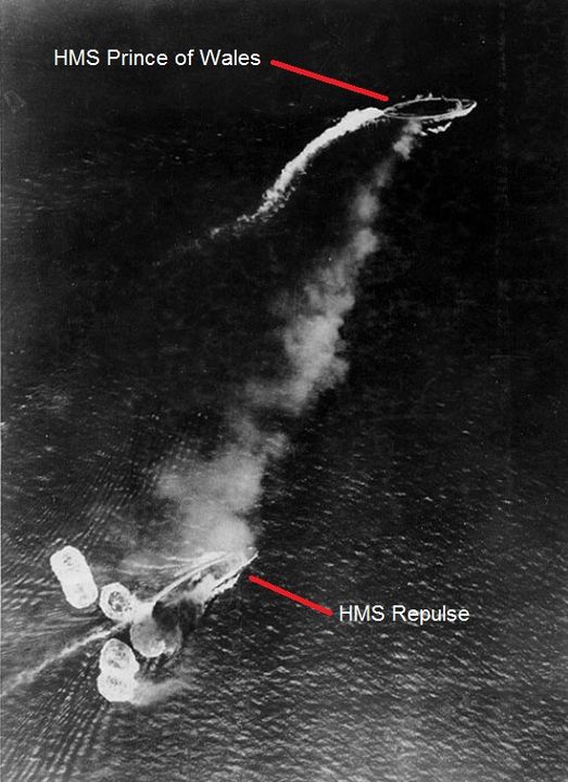 Các máy bay ném bom xuất phát từ đất liền của Hải quân Đế quốc Nhật Bản (IJNAF) được giao nhiệm vụ đánh chìm Lực lượng Z, bao gồm Prince of Wales và Repulse, với 72 chiếc G3M và 26 chiếc G4M được điều động từ một sân bay gần Sài Gòn. Bức ảnh này được chụp trong giai đoạn đầu của cuộc tấn công, khi tám chiếc G3M đã tấn công Repulse – nằm ở phần dưới của bức ảnh – với tổng cộng 16 quả bom (gồm loại 550 và 1.100 pound). Chỉ có một quả đánh trúng, gây thiệt hại nhẹ. (NHHC)