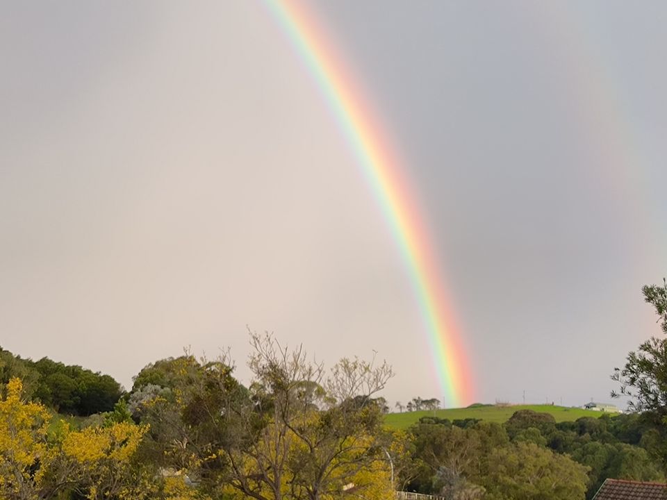 Ngay nhà mình thôi, chân cầu vồng ở bên kia đồi, gần ơi là gần mà xa ơi là xa, đẹp lung linh đầy hứa hẹn