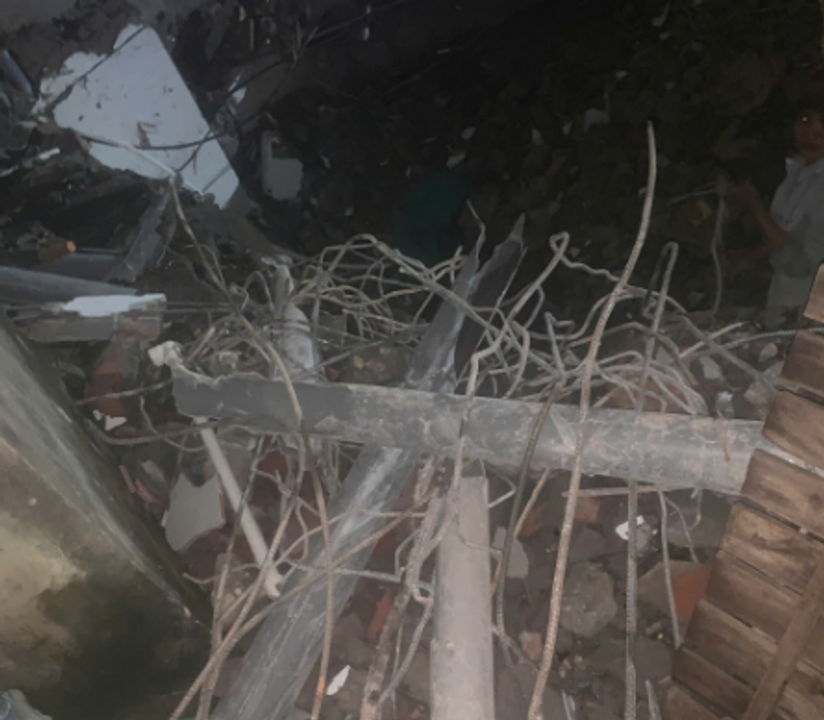 Phần bên dưới và đống sắt vụn đã lấy được.