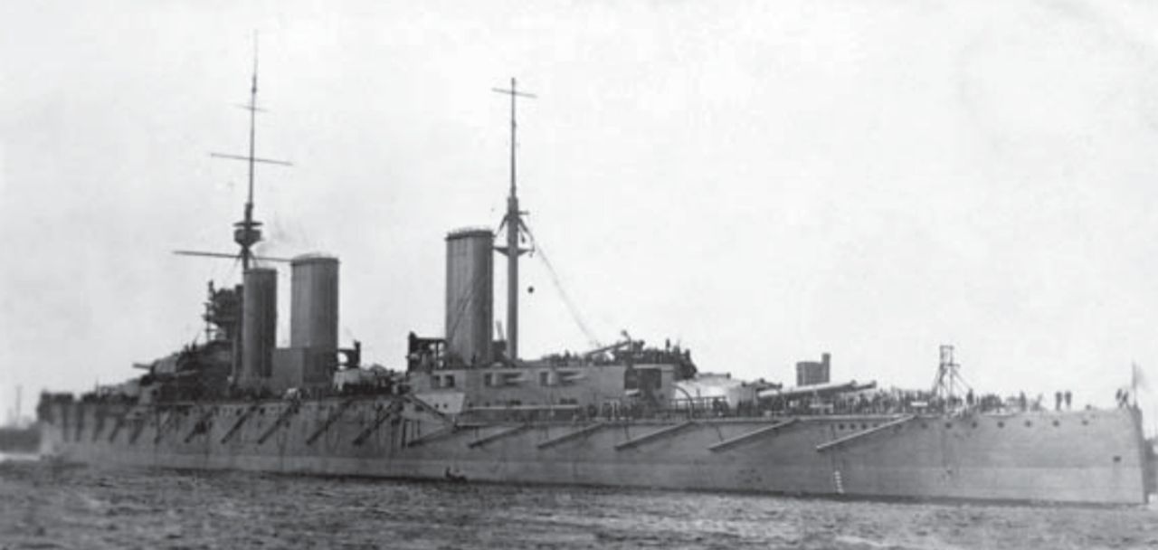 Góc nhìn đẹp từ phía sau mạn trái này cho thấy Princess Royal vào năm 1914.Được đưa vào biên chế năm 1912, nó là chiếc thứ hai thuộc lớp Lion được hoàn thành. Chiến hạm này đã tham chiến tại cả Dogger Bank và Jutland.(Cody Images)