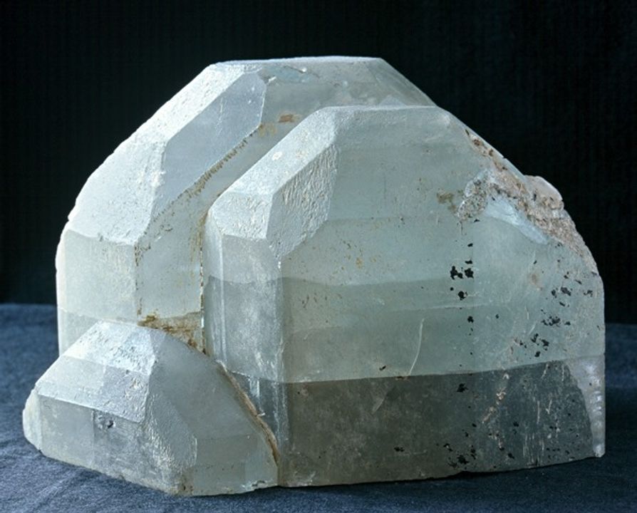 Blue topaz, lớn 16 cm, từ bộ sưu tập Muzeum of Precious Stones ở Volodarsk. Ảnh của M. Bienkowska.