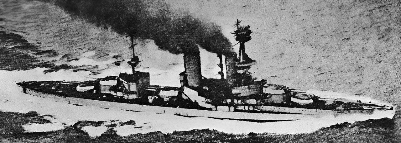 Một bức ảnh chụp từ trên không của HMS Canada, vốn là và sau này trở lại thành Almirante Latorre, được chụp trong thời gian con tàu phục vụ trong Đại Hạm đội của Hải quân Hoàng gia Anh trong Thế chiến I. (AC)