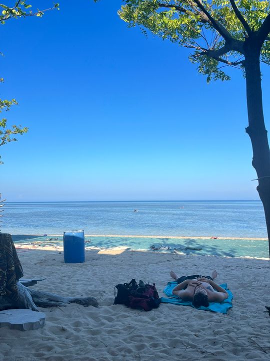 Thề chứ, cũng muốn nằm ườn ra đấy giống ông anh nước ngoài kia