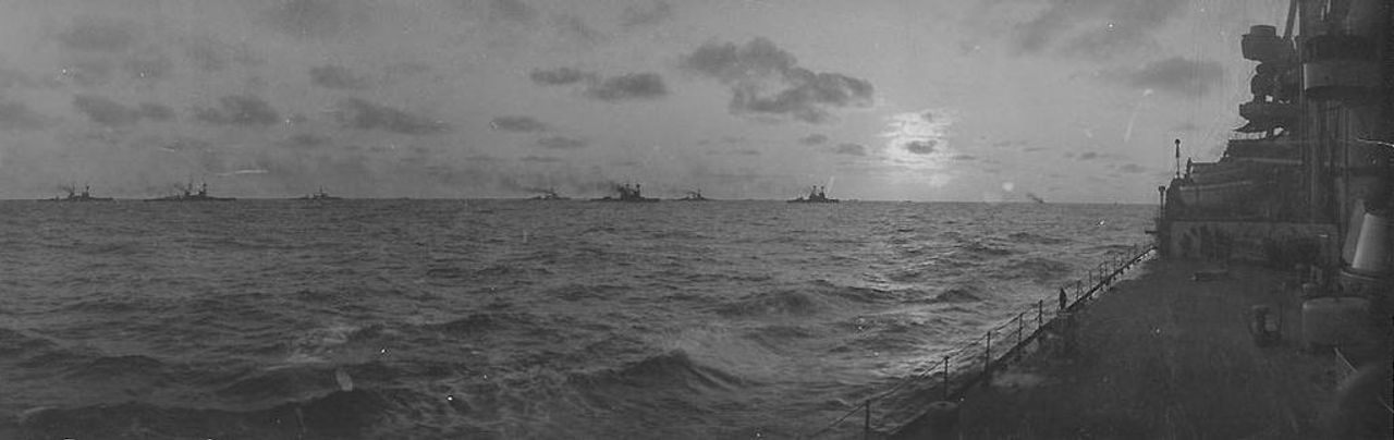 Hải đoàn Thiết giáp hạm số 1 trên biển lúc hoàng hôn vào tháng 4 năm 1915. Có thể nhìn thấy HMS Marlborough (thứ 2 bên phải), HMS Colossus (thứ 3 bên trái) và HMS Hercules (thứ 4 bên trái). Các tàu khác có thể nhìn thấy là HMS Superb , HMS St. Vincent , HMS Collingwood và HMS Vanguard .