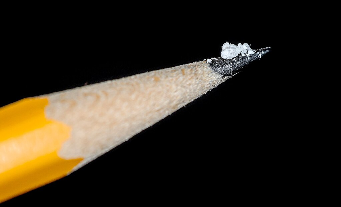 2 miligram thôi - liều gây tử vong của fentanyl với hầu hết mọi người. Ảnh: <a href="https://en.wikipedia.org/wiki/United_States_drug_overdose_death_rates_and_totals_over_time#/media/File:2_milligrams_of_fentanyl_on_pencil_tip._A_lethal_dose_for_most_people._US_Drug_Enforcement_Administration.jpg">Wikipedia/DEA</a>