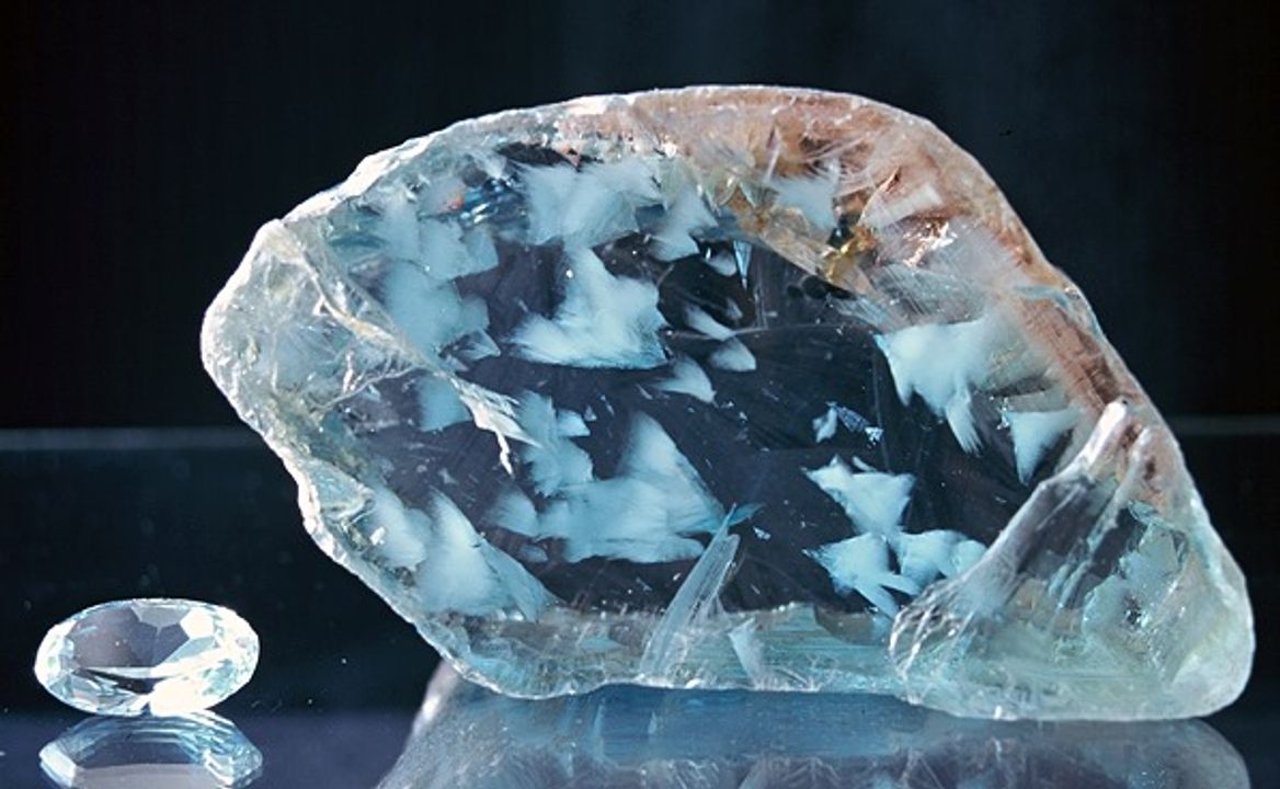 Topaz xanh với các vùi fluorite có hình "chim bay", kích thước 14 cm. Mẫu vật từ Bảo tàng Đá quý. Ảnh của M. Bienkowska.