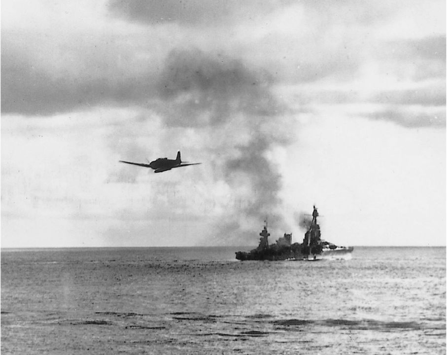 Một trong những máy bay cường kích Type 97 của Murata trong lúc lao vào tấn công Hornet. Chiếc máy bay vẫn chưa thả ngư lôi. Bức ảnh được chụp từ tàu tuần dương hạng nặng Pensacola, với tàu tuần dương hạng nặng Northampton ở phía nền sau. (NHHC)