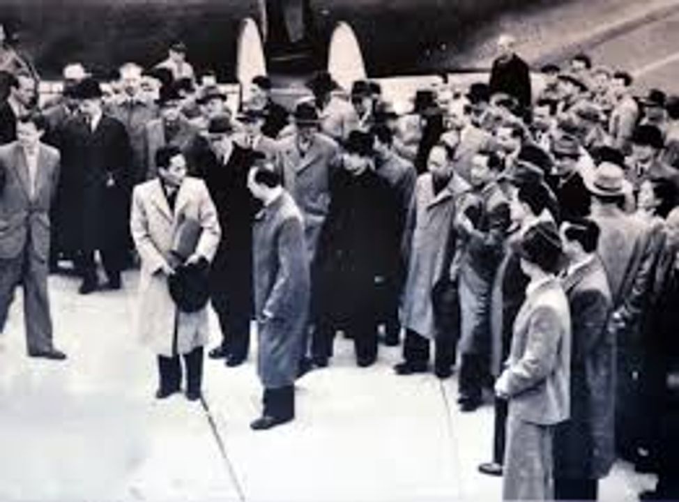 Phó thủ tướng Phạm Văn Đồng dẫn đầu đoàn đại biểu Chính phủ Việt Nam Dân chủ Cộng hòa đến Thụy Sỹ dự Hội nghị Geneva về Đông Dương, tháng 5-1954. Ảnh tư liệu 