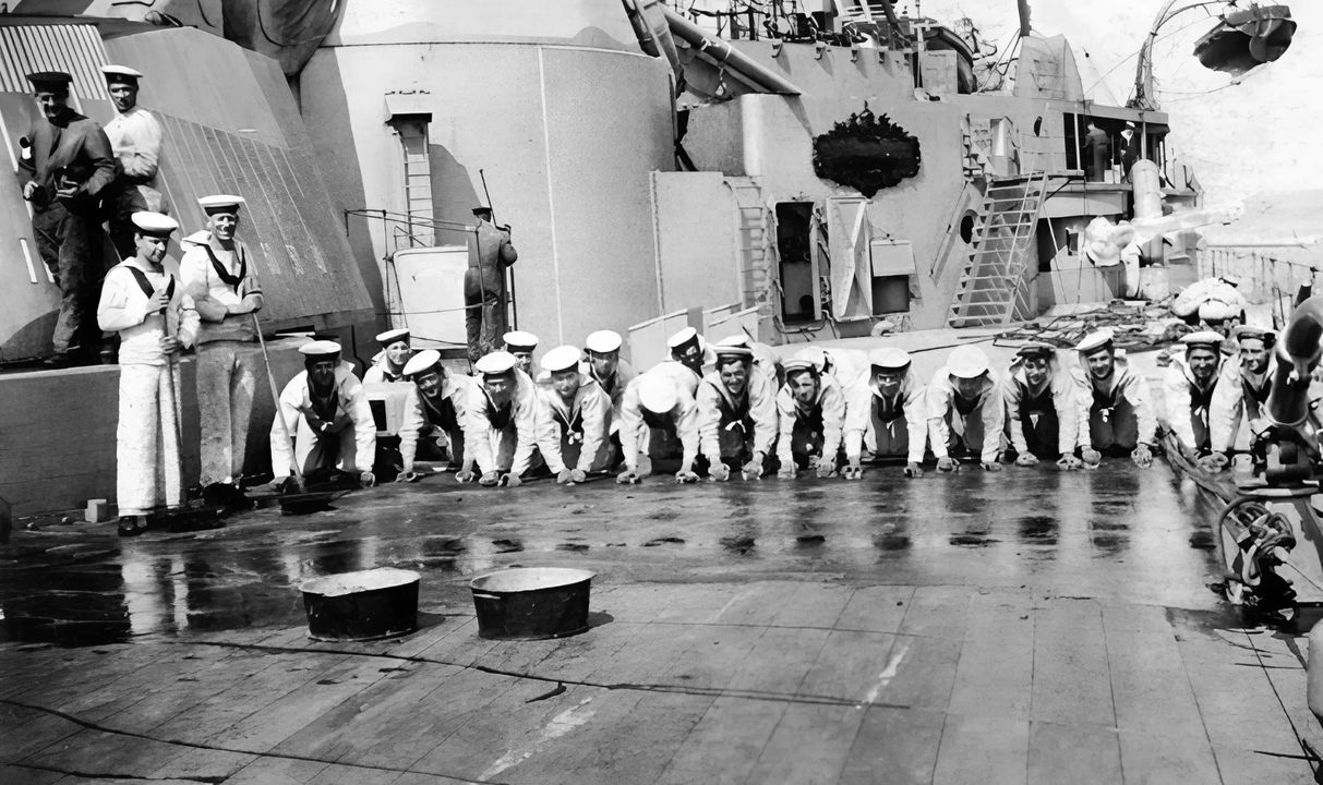 Phần lớn sinh hoạt hằng ngày của thủy thủ Anh trên tàu chiến ở Scapa Flow là những công việc như chà boong, đục gỉ hoặc sơn, sửa chữa dây cáp thép hay dây chão, và tiến hành những việc sửa chữa khác trong khu vực được phân công trên tàu. Ở đây, một nhóm thủy thủ đang chà boong của một thiết giáp hạm, có thể là HMS Emperor of India.