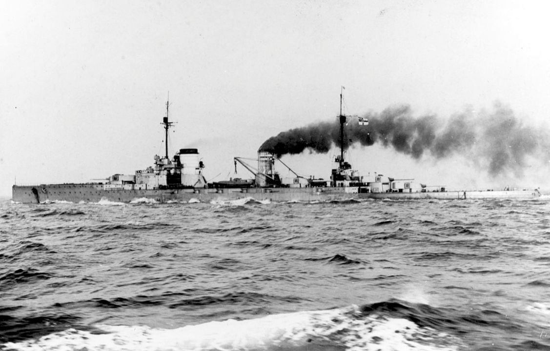 Thiết giáp tuần dương Seydlitz đang trên hành trình đến Scapa Flow vào tháng 11 năm 1918. Việc con tàu kỳ cựu này sống sót sau trận Jutland, trong lúc Hạm đội Biển khơi đột phá quay về căn cứ vào rạng sáng ngày 1 tháng 6, là do mặc dù có tới bốn thiết giáp hạm Anh phát hiện và nhận dạng được Seydlitz, không tàu nào trong số đó thể hiện được sự chủ động cần thiết để tấn công con tàu Đức khi ấy đang hoàn toàn bất lực. (Cody Images)