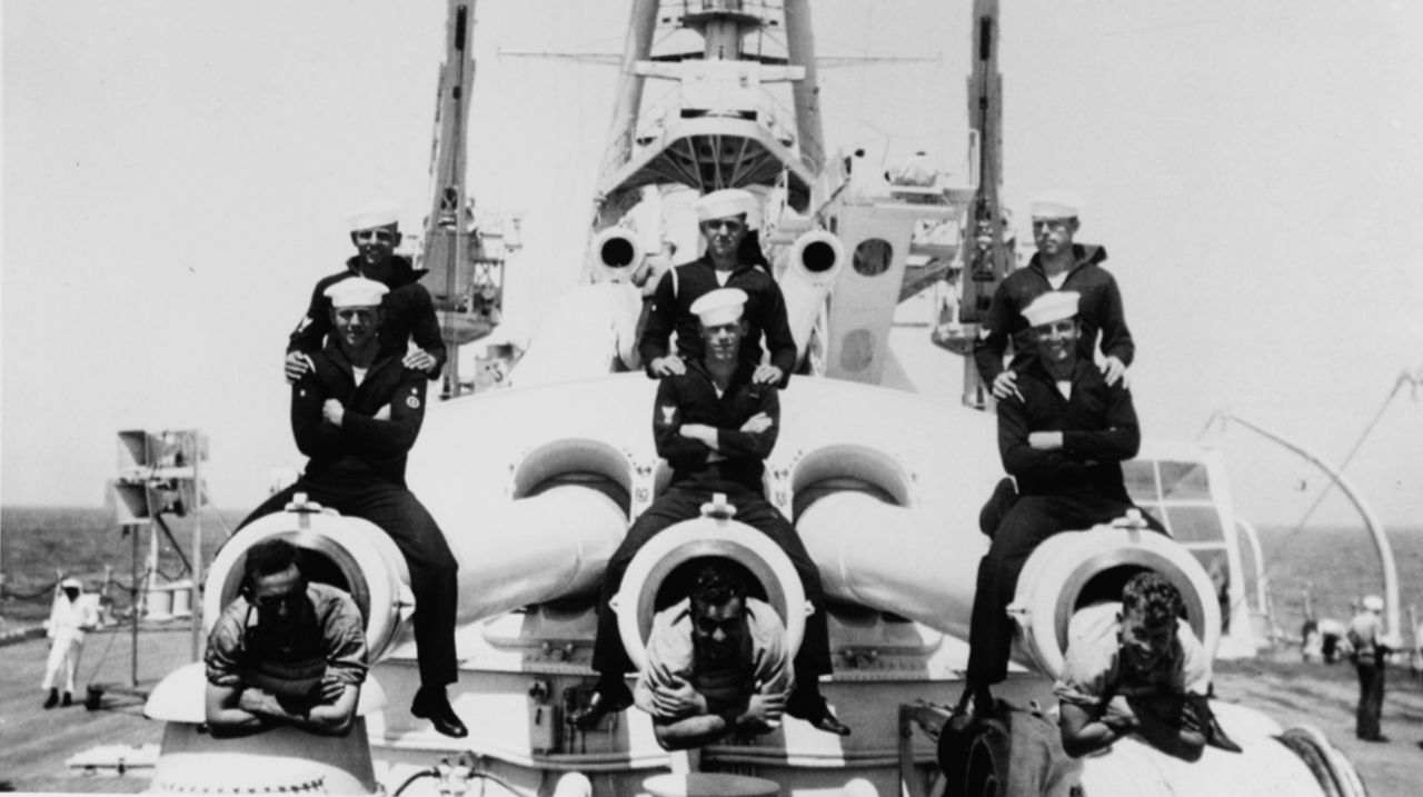 Hàng năm, Hải quân Mỹ tổ chức cuộc thi về trình độ bắn pháo tốt nhất của một thiết giáp hạm. Người chiến thắng được trao giải thưởng danh giá “E” của Hải quân, được treo nổi bật trên tàu. Người chiến thắng năm 1937 là tàu Oklahoma. Trong bức ảnh này, các trưởng pháo và người điều khiển pháo của Tháp pháo số 4 đang tạo dáng trước ống kính.