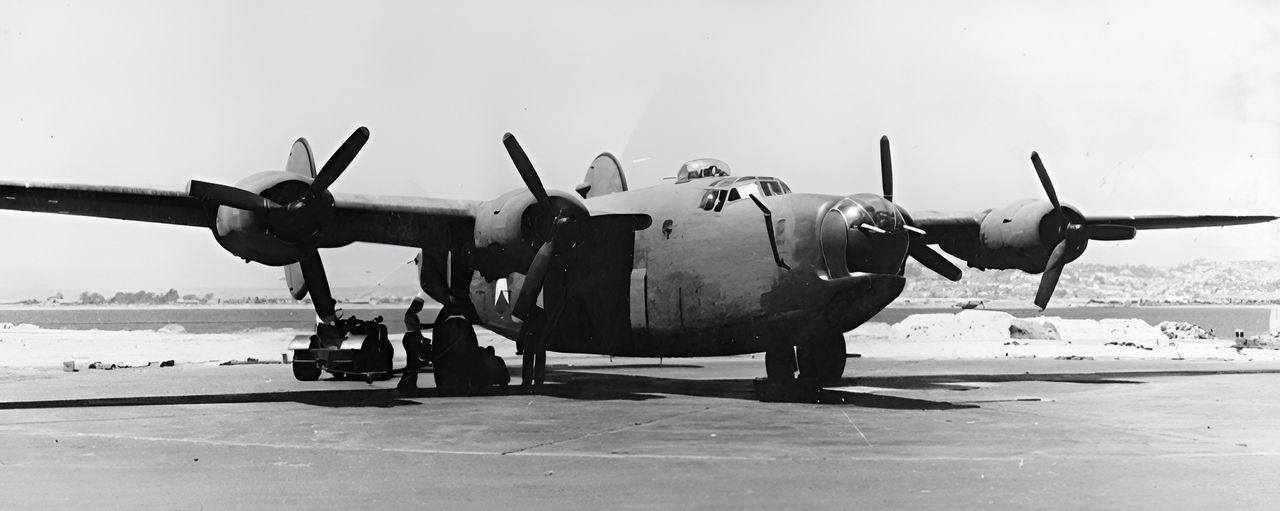 Loạt PB4Y-1 đầu tiên mà Hải quân Mỹ nhận được có mũi bằng kính giống với B-24D tiêu chuẩn, mặc dù không lâu sau đó máy bay bắt đầu được sửa đổi với phần mũi kéo dài để lắp tháp pháo ERCO. Chiếc PB4Y-1 trong ảnh được chụp tại nhà máy Consolidated ở San Diego, California, tháng 8 năm 1943, sau khi hoàn tất việc cải tạo này. (80G-70141, RG80, NARA)