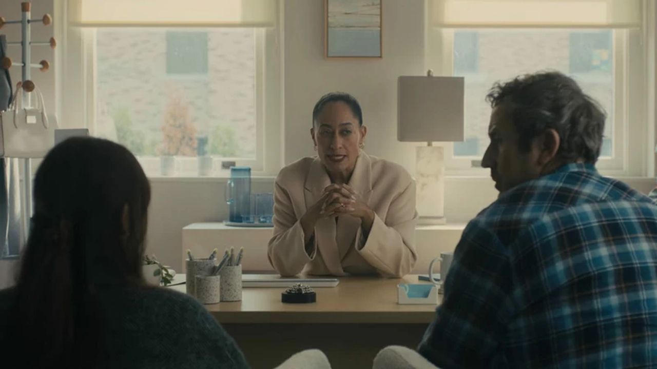 "Bộ phim đã kết thúc. Nhưng cuộc đời bạn thì chưa. Vậy bạn sẽ tiếp tục sống như một khán giả, hay bắt đầu làm đạo diễn cho chính mình?"