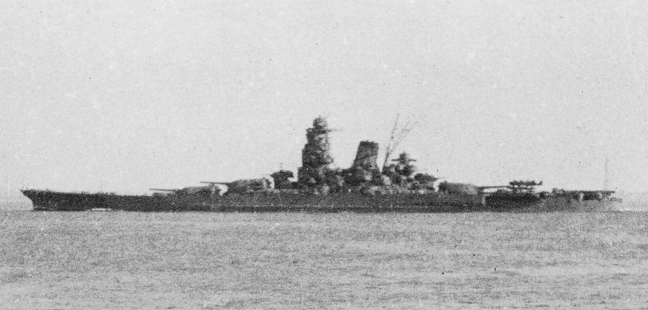 Musashi được chụp lúc 09 giờ vào ngày 22 tháng 10, sau khi rời vịnh Brunei. Các thủy phi cơ trinh sát Aichi E13A Type 0 “Jake” ở đuôi tàu đã được phóng đi trước khi con tàu phải hứng chịu các đòn không kích vào hai ngày sau đó. (Naval History and Heritage Command, Photo Archives, Naval Subject Collection)