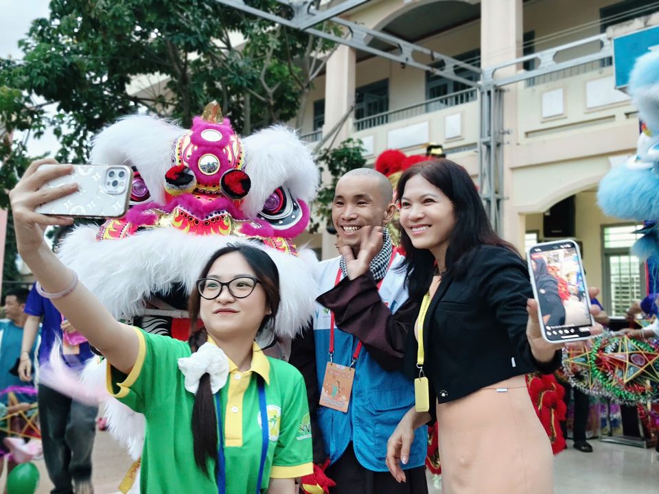 Chụp ảnh cùng cô hiệu trưởng 