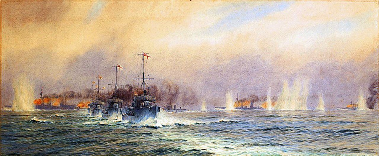 Các tàu khu trục Anh thuộc Hạm đội Khu trục số 13 bắt đầu tấn công Hải quân Đức khi tàu HMS Queen Mary phát nổ lúc 16 giờ 26 phút chiều trong Trận Jutland. (Tranh của William Leopold Wyllie)