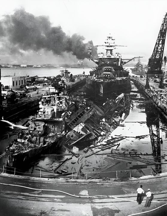 Tàu khu trục Downes và Cassin bị phá hủy trong Xưởng tàu số 1 sau khi trúng bom từ máy bay bổ nhào trong đợt tấn công thứ hai. Phía sau là thiết giáp hạm Pennsylvania, còn tàu tuần dương Helena bị ngư lôi nằm phía bên phải. (NHHC)