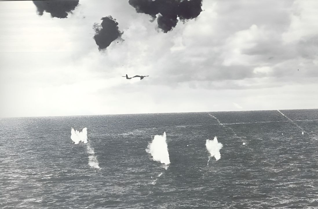 Một chiếc máy bay ném bom bổ nhào D4Y "Judy" đang bốc cháy do trúng đạn từ pháo phòng không của TF 58 trong ngày 19 tháng 6 năm 1944.