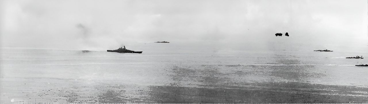 Đội hình của Yamato đang di chuyển vào buổi sáng sớm ngày 7 tháng 4. Xung quanh Yamato là các tàu khu trục hộ tống đang đi chuyển, tạo thành đội hình vòng tròn.