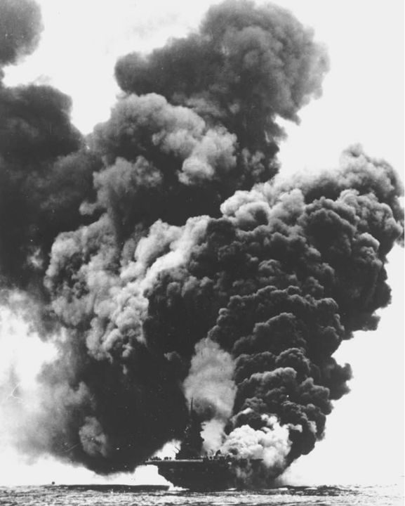Đám cháy trên Bunker Hill dữ dội sau khi tàu bị hai chiếc kamikaze đánh trúng. (NARA 80G 274266)