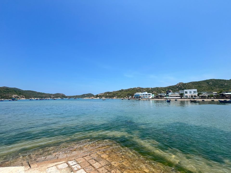 Trời trong, biển xanh, sóng nhẹ nhàng