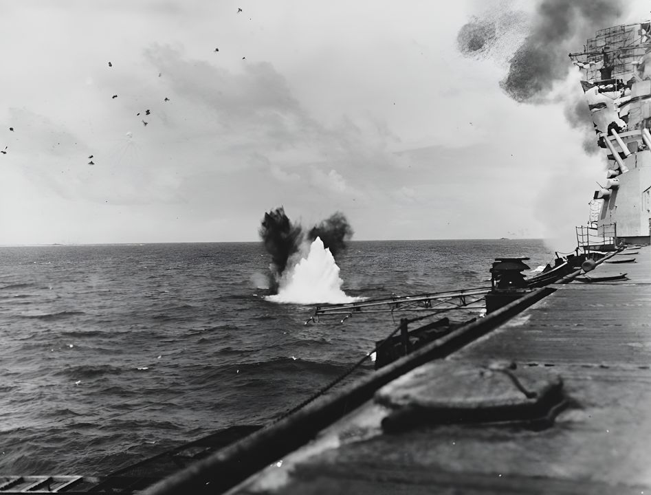 Một nhóm máy bay ném bom bổ nhào D4Y1 khác đã tránh được CAP và tấn công các tàu sân bay Wasp và Bunker Hill thuộc TG 58.2. Trong bức ảnh này, một quả bom Nhật nổ ở bên mạn phải của Bunker Hill, nhưng ở quá xa để gây thiệt hại. (NHHC)