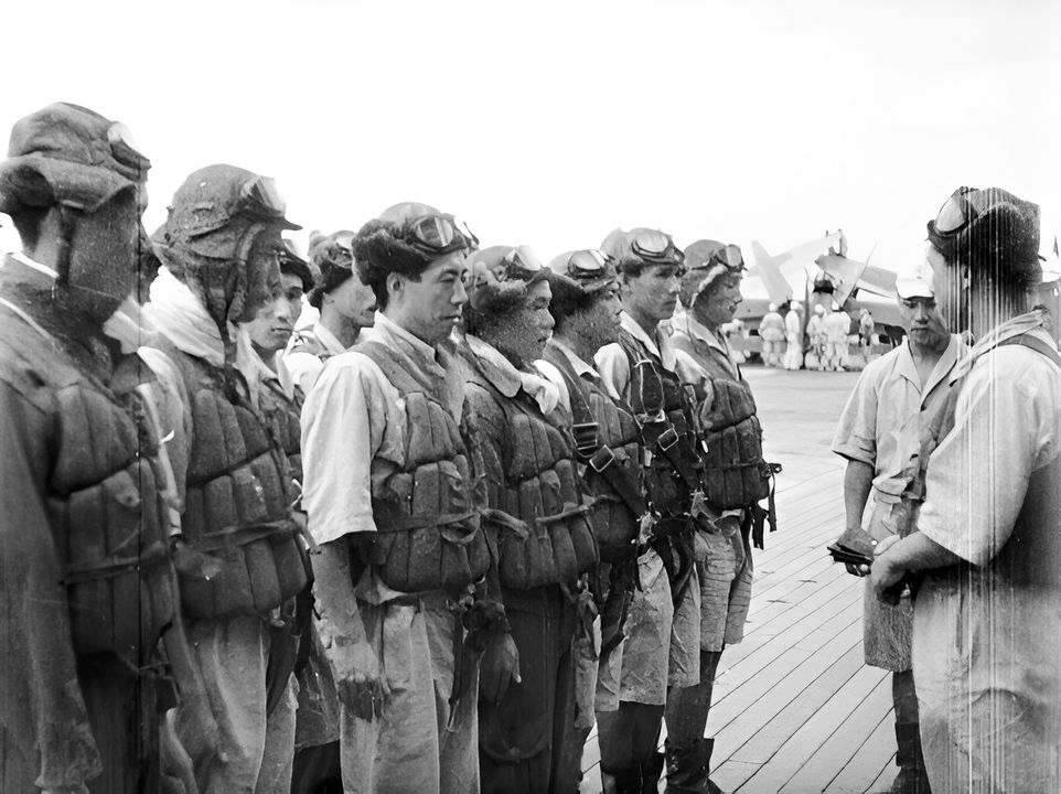 Phi hành đoàn Nhật Bản được hướng dẫn chính thức trên boong tàu sân bay trước khi khởi hành nhiệm vụ.