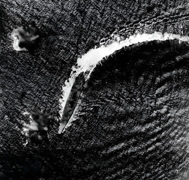 Yamato và các đơn vị còn lại của Lực lượng Tấn công Nghi binh Thứ Nhất tiếp tục bị tấn công vào ngày 26 tháng 10 khi rút lui qua biển Sibuyan. Đây là một bức ảnh chụp thẳng từ trên cao rất đẹp của Yamato, được chụp lúc 11 giờ 15 phút từ độ cao 10.000 feet bởi một máy bay B-24 Liberator thuộc Phi đoàn ném bom 424 / Liên đoàn ném bom 307. (Naval History and Heritage Command, Photo Archives, Naval Subject Collection)