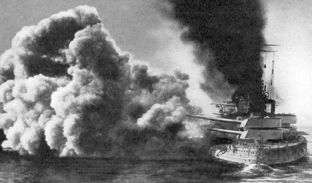 SMS Friedrich der Grosse thuộc lớp Kaiser - soái hạm của Scheer khai hoả đáp trả vào Đại Hạm đội Anh ở bên mạn trái của tàu.