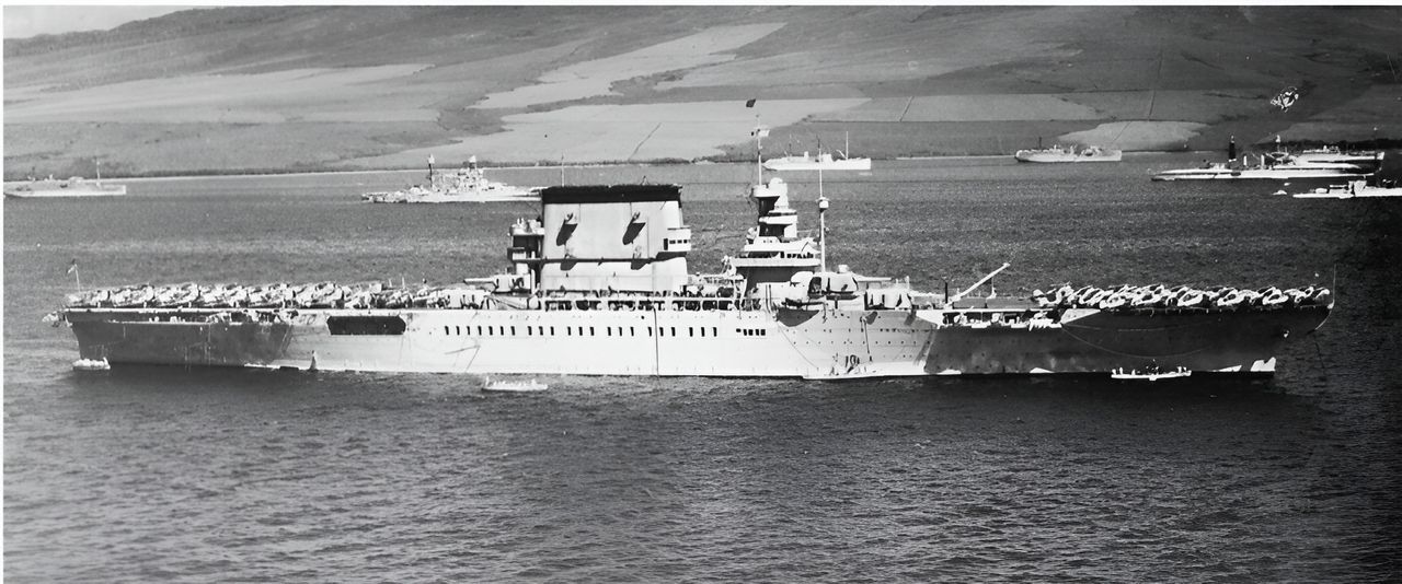 Đây là tàu sân bay Lexington ngoài khơi Hawaii năm 1932. Chú ý ống khói khổng lồ của tàu, đảo chỉ huy nhỏ riêng biệt dành cho điều hướng và chỉ huy kiểm soát, cùng boong chứa máy bay khép kín. Các tháp pháo ở mũi và đuôi đảo cùng ống khói mang pháo 8 inch, phản ánh lo ngại rằng tàu có thể bị tấn công bởi tàu tuần dương đối phương. Quan trọng hơn, hãy chú ý đến số lượng lớn máy bay trên sàn bay — điều đã trở thành đặc trưng của tàu sân bay Mỹ. (Naval History and Heritage Command)