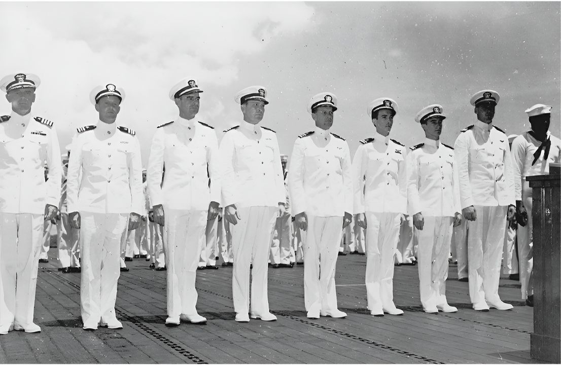 George Murray, được chụp ở đây bên trái với cấp bậc đại tá trong một buổi lễ trao tặng trên tàu Enterprise tháng 5 năm 1942, là chỉ huy Lực lượng Đặc nhiệm 17 tại Santa Cruz. Ông là một trong những người tiên phong của không quân hải quân Mỹ và chỉ huy Enterprise từ đầu chiến tranh cho đến ngày 30 tháng 6 năm 1942.