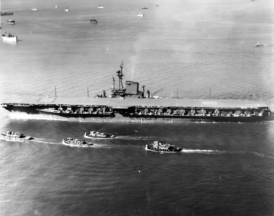 USS Midway (CVB-41) đang trên đường vào ngày đưa vào hoạt động tại Hampton Roads, Virginia ngày 10 tháng 9 năm 1945.