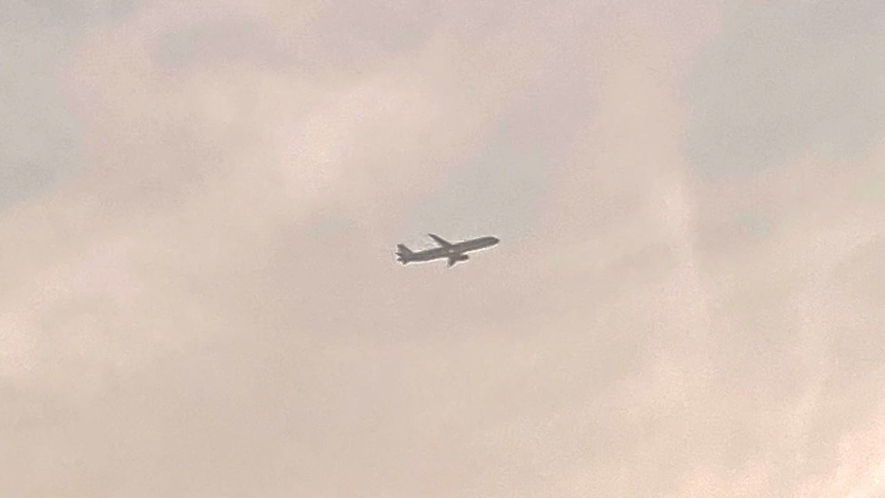 <i>Máy bay mình chụp lúc học quân sự ở Dĩ An - Bình Dương, nghe đồn ai đếm được 1000 cái máy bay hoặc ăn đủ 100 cây kem chuối là có người yêu (thật ra là chiêu trò marketing của chủ căn tin hồ Đá)</i>