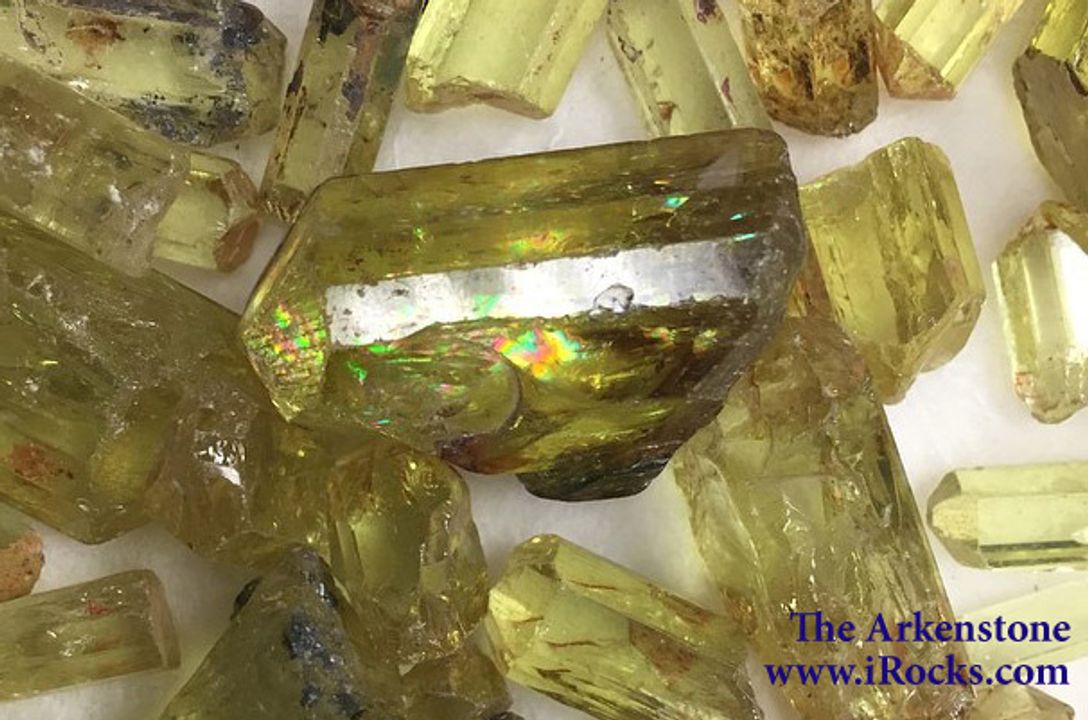 Một tinh thể apatit từ Mexico có cầu vồng bên trong có thể nhìn thấy được khi ánh sáng khúc xạ theo một số cách nhất định.