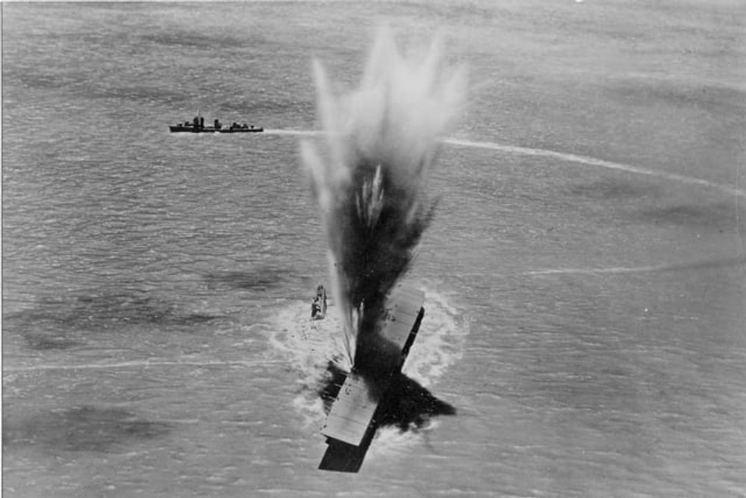 Mô hình trên của Belle Geddes mô tả Yorktown và USS Hammonn bị trúng ngư lôi từ tàu ngầm I-168 của Nhật Bản khi đang cố gắng cứu hộ Yorktown.