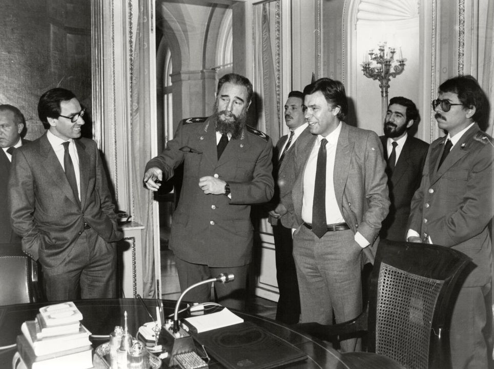 <i>Ortega (ngoài cùng bên phải) cùng với Thủ tướng Tây Ban Nha Felipe González, Chủ tịch Cuba Fidel Castro và Phó Thủ tướng Tây Ban Nha Alfonso Guerra tại Madrid, năm 1984</i>