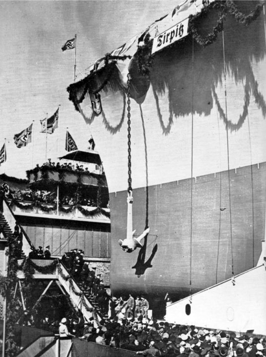 Việc hạ thủy chiến hạm Tirpitz vào ngày 1 tháng 4 năm 1939 tại Wilhelmshaven đánh dấu đỉnh cao trong chương trình đóng thiết giáp hạm của Hải quân Đức (Kriegsmarine). Khi được đưa vào hoạt động trong giai đoạn 1940–1941, Tirpitz và tàu chị em của nó, Bismarck, được coi là những thiết giáp hạm hiện đại mạnh mẽ nhất trên biển lúc bấy giờ.