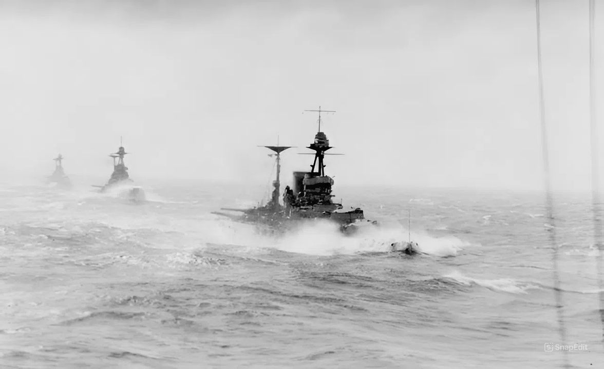 Hải đoàn thiết giáp hạm số 5 đang hành quân trên biển động. Bức ảnh được chụp từ HMS Barham (soái hạm) và lần lượt từ gần đến xa là HMS Valiant, Malaya, Warspite.
