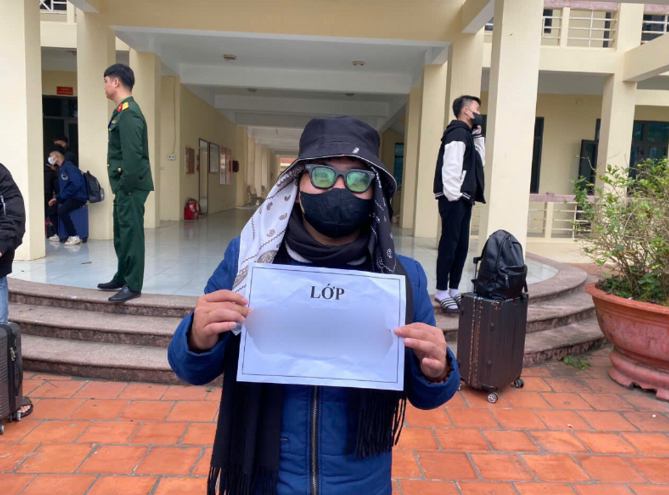 Đoạn này là đã đến trung tâm an ninh quốc phòng. Còn người trong ảnh chính là tôi. Tôi đang cầm tờ biển lớp mình để tập trung cả lớp một chỗ.