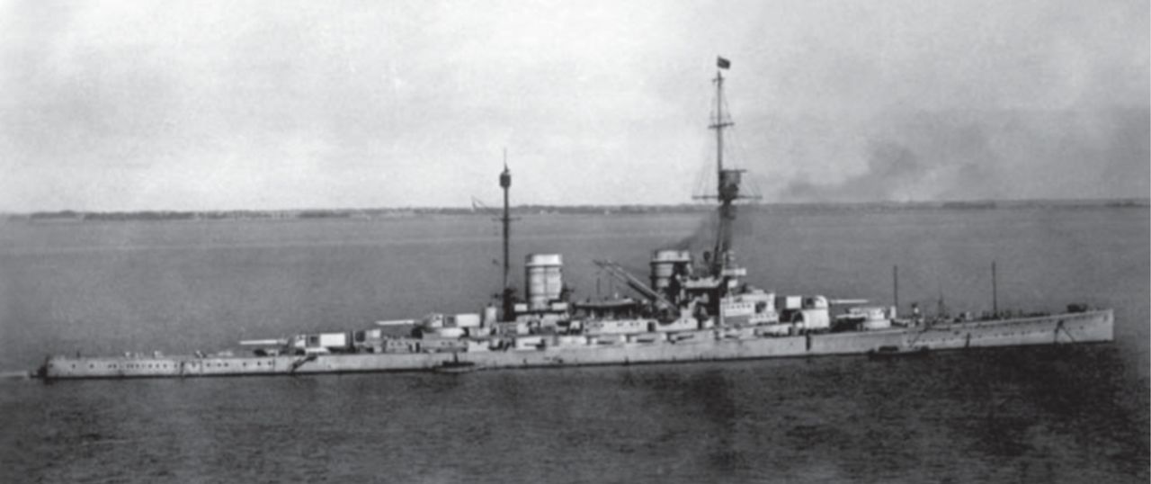 Hindenburg là thiết giáp tuần dương cuối cùng của Đức được hoàn tất, nhưng việc hoàn thành quá muộn đã khiến con tàu không kịp tham chiến tại trận Jutland. Về cơ bản, Hindenburg là một phiên bản lặp lại của hai tàu trước thuộc lớp Derfflinger, với một vài cải tiến nhỏ. Hình ảnh này cho thấy cách bố trí dàn pháo chính của lớp thiết giáp tuần dương mạnh nhất trong Thế chiến 1. Cột buồm tam giác phía trước (tripod foremast) có thể thấy rõ trong hình, trong khi hai tàu còn lại cùng lớp vẫn giữ thiết kế cột buồm trụ tròn (pole mast) trong trận Jutland. (Cody Images)