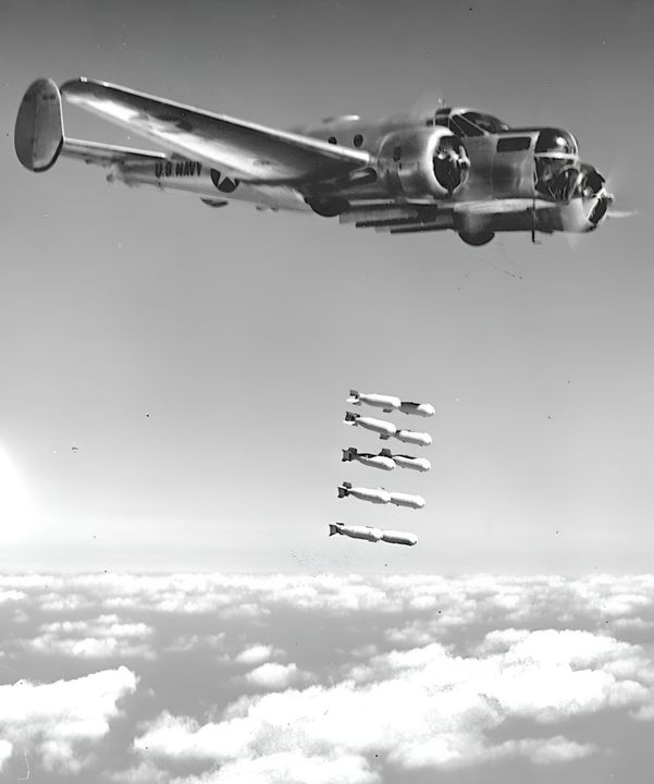 Khi chiến tranh tiếp diễn, Hải quân Mỹ bắt đầu đào tạo chuyên biệt cho xạ thủ ném bom bằng máy bay hai động cơ Beech SNB, được chụp khi đang làm nhiệm vụ huấn luyện từ NAS Jacksonville, Florida, tháng 3 năm 1943. Với số lượng máy bay tuần tra trên đất liền ngày càng tăng, Hải quân Mỹ cũng dùng SNB thay cho các PBY cũ để giới thiệu cho học viên về máy bay đa động cơ. (80G-407294, RG80, NARA)