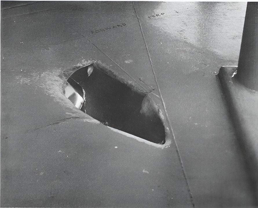 Cái lỗ trên sàn bay của Enterprise được gây ra quả bom thứ nhất xuyên thủng qua. (NHHC)