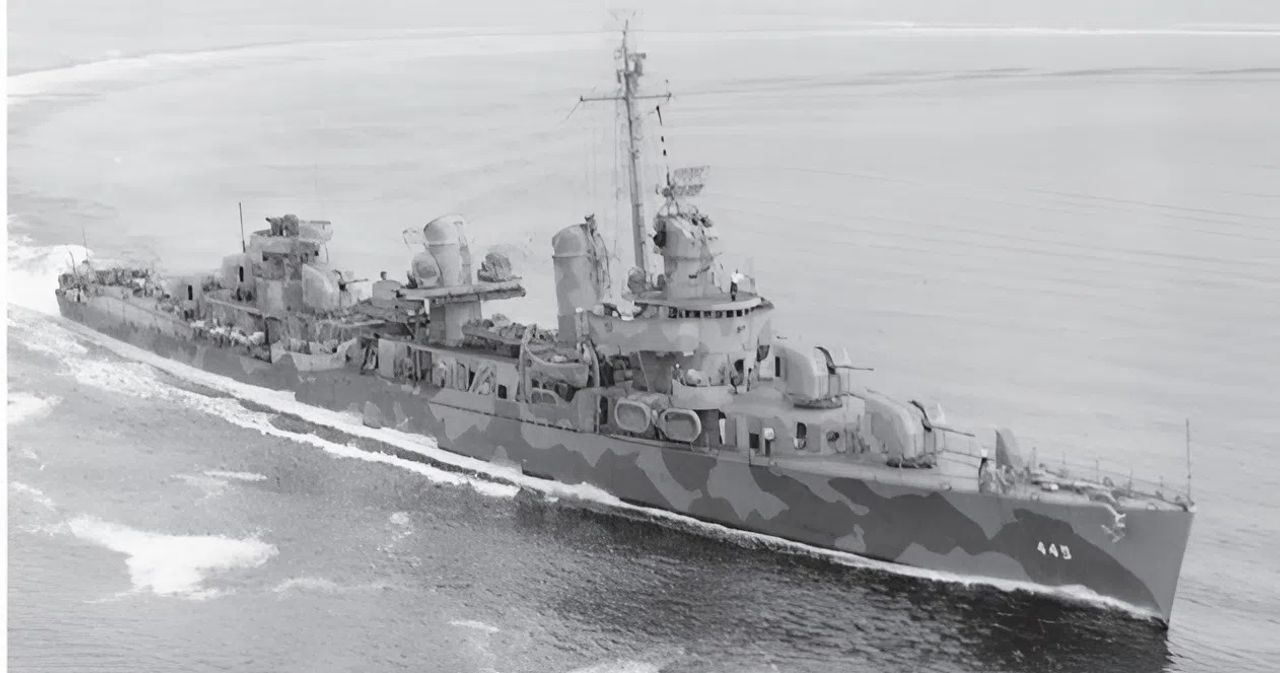 Được chụp tại đây vào năm 1942, USS Fletcher (DD-445) là tàu dẫn đầu của lớp tàu khu trục Fletcher, với tổng cộng 175 chiếc được biên chế từ năm 1942 đến 1944. Là trụ cột của chiến dịch Thái Bình Dương của Hải quân Mỹ, các tàu khu trục lớp Fletcher, giống như tất cả các tàu chiến Mỹ đầu chiến tranh, có khả năng phòng không chưa đầy đủ. Điều này đòi hỏi phải được cải thiện liên tục trong suốt thời gian chiến tranh. (NARA)