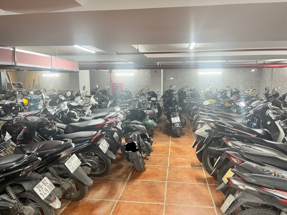 Đây là đi làm khá đúng giờ mới có chỗ để đấy, chứ 1 lúc nữa là full luôn. Cần chờ người để ngoài lấy xe ra thì mới lấy tiếp được