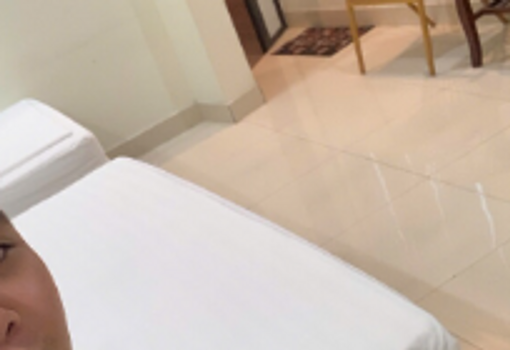 Đành lấy phòng giường đôi.......