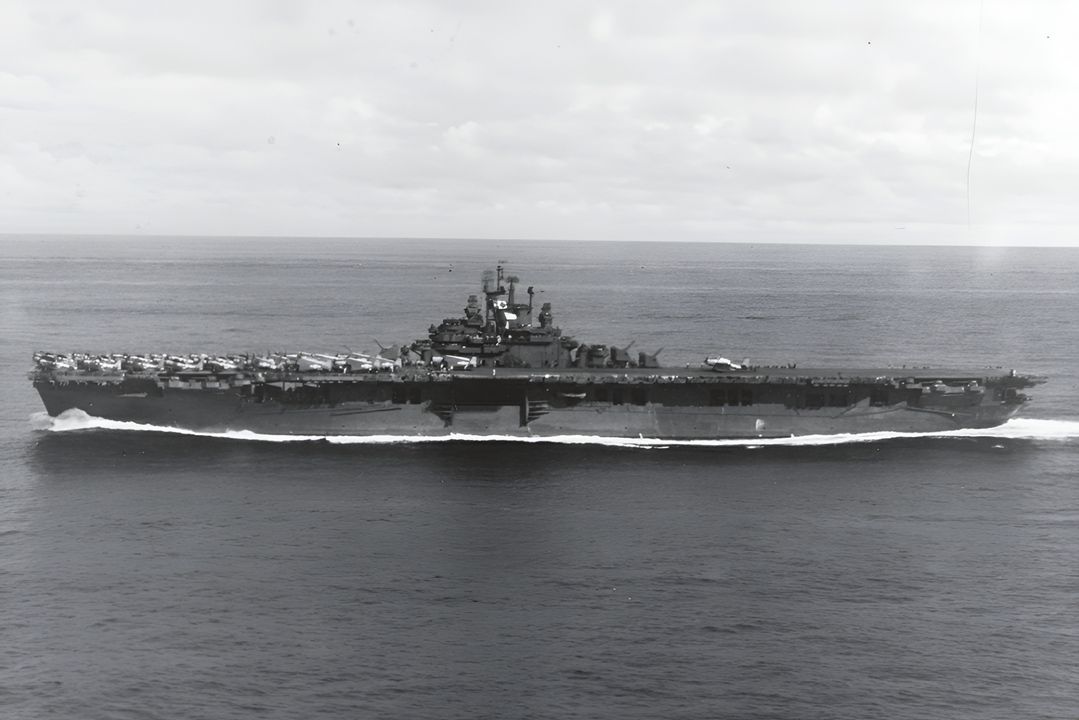 Tàu sân bay Essex là chiếc đầu tiên thuộc lớp tàu sân bay hạm đội đông đảo nhất từng được đóng trong lịch sử; có tổng cộng 14 chiếc thuộc lớp này tham chiến trong Chiến tranh Thái Bình Dương. Bức ảnh chụp Essex ngày 30 tháng 8 năm 1943, khi con tàu đang trên đường tới tấn công đảo Marcus. (Naval History and Heritage Command - NHHC)