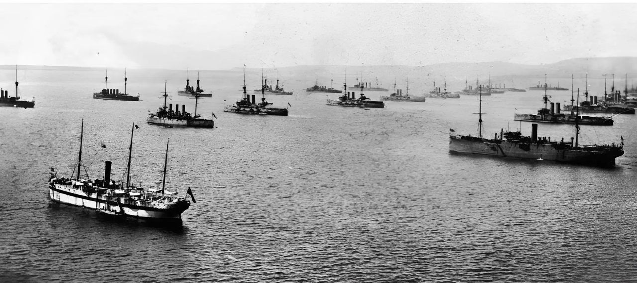 Khi Đại Hạm đội lần đầu tiên tới Scapa Flow vào tháng 8 năm 1914, các tàu neo ở Vịnh Scapa tại đầu phía bắc của cảng lớn khép kín này. Ở đây có thể thấy các thiết giáp hạm tiền-dreadnought, tàu tuần dương và tàu tiếp tế đang neo ngoài khơi bờ đông.