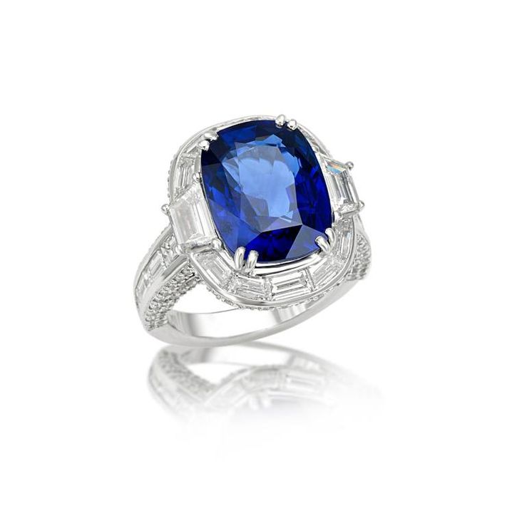Một viên sapphire Sri Lanka 10,25 carat với hai viên kim cương hình thang trên chiếc nhẫn của Picchiotti. Ảnh: Picchiotti.